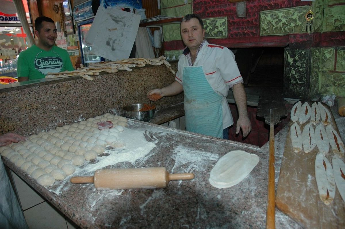 Kocaali\'de Geleneksel Pide Dağıtımı