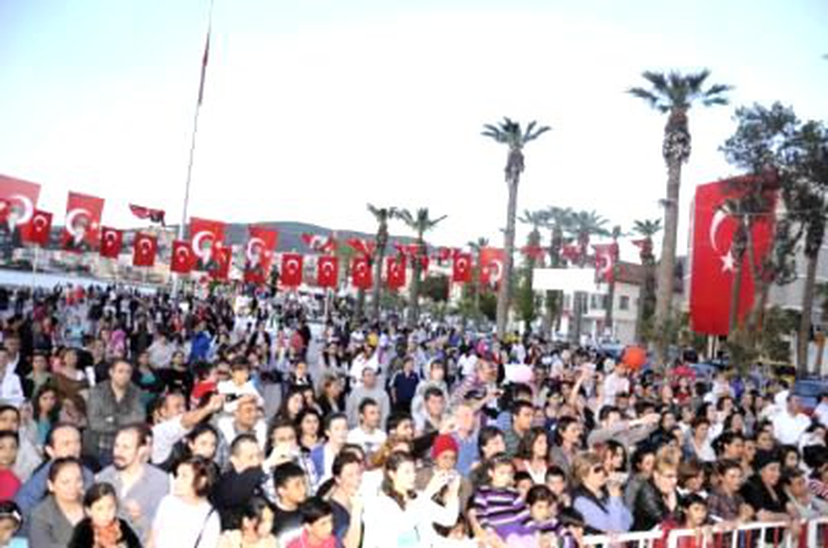 Kuşadası\'nda Çocuk Şenliği Büyüledi