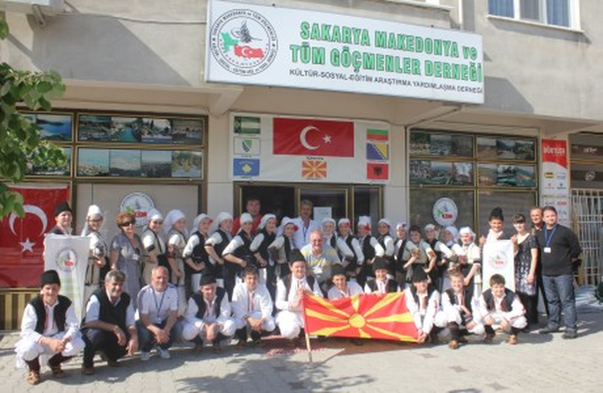 Makedonya Bitola Halk Oyunları Ekibi