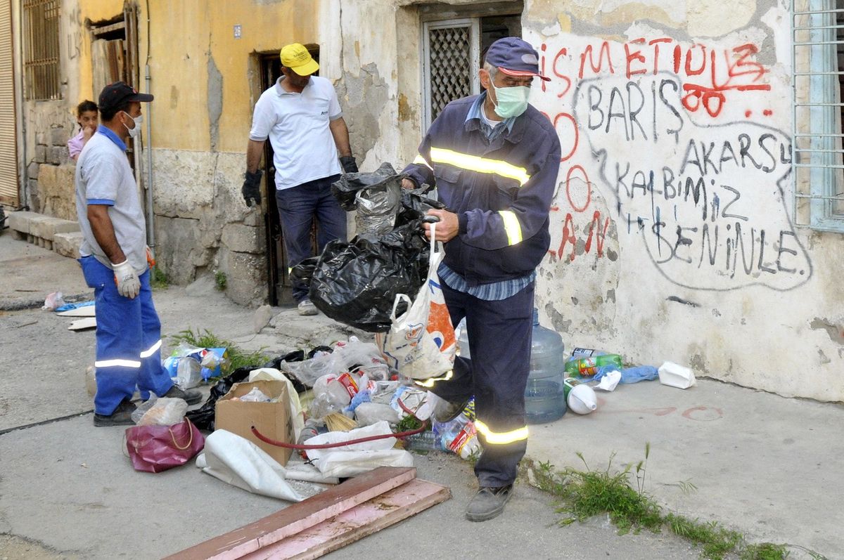 Mersin\'de Çöp Evden 4 Kamyon Atık Çıktı