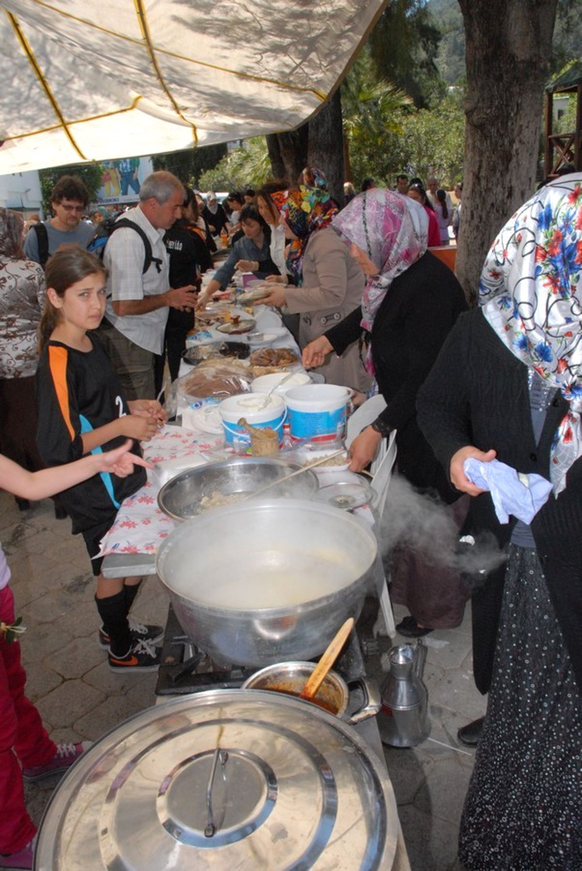 Öğrenci Velileri Bahçe Düzenlemesi İçin Kermes Düzenledi