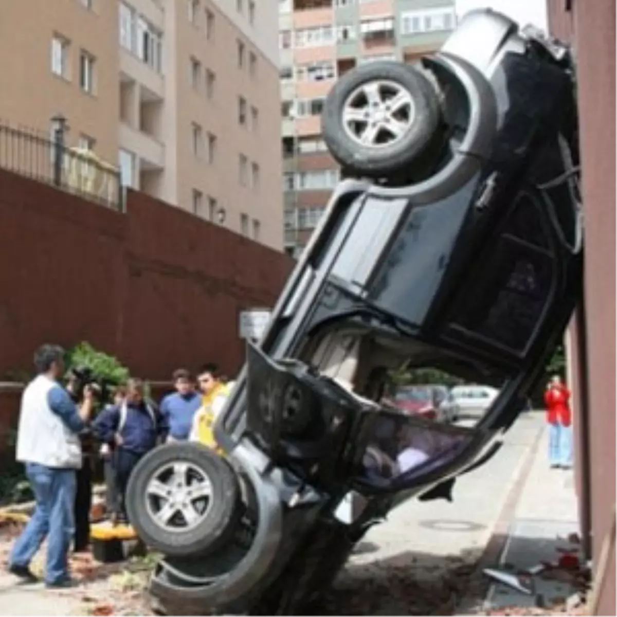 Otomobiliyle 5 Metreden Bahçeye Uçtu