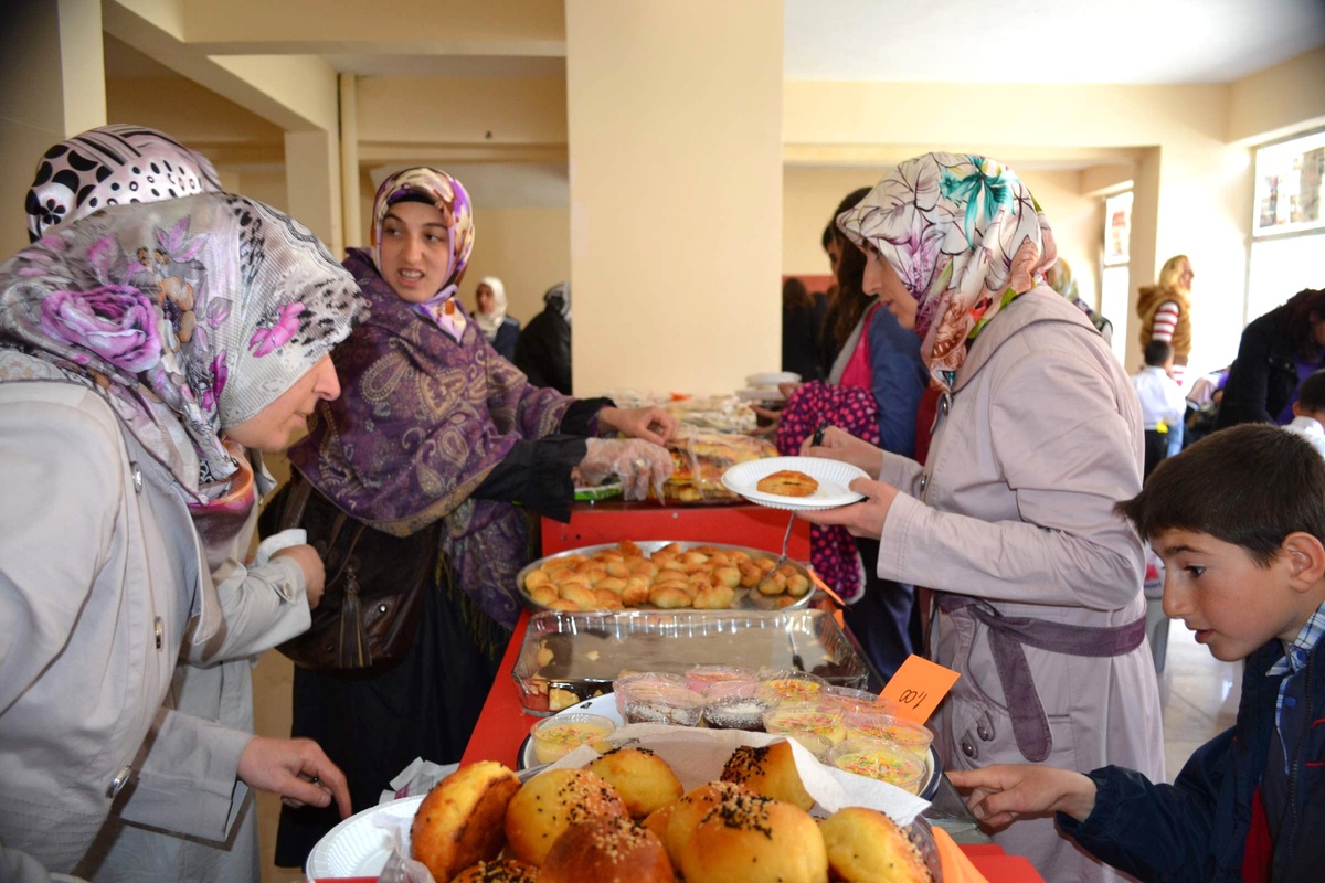 Şenkaya'da Fakir Öğrenciler Yararına Kermes Düzenlendi