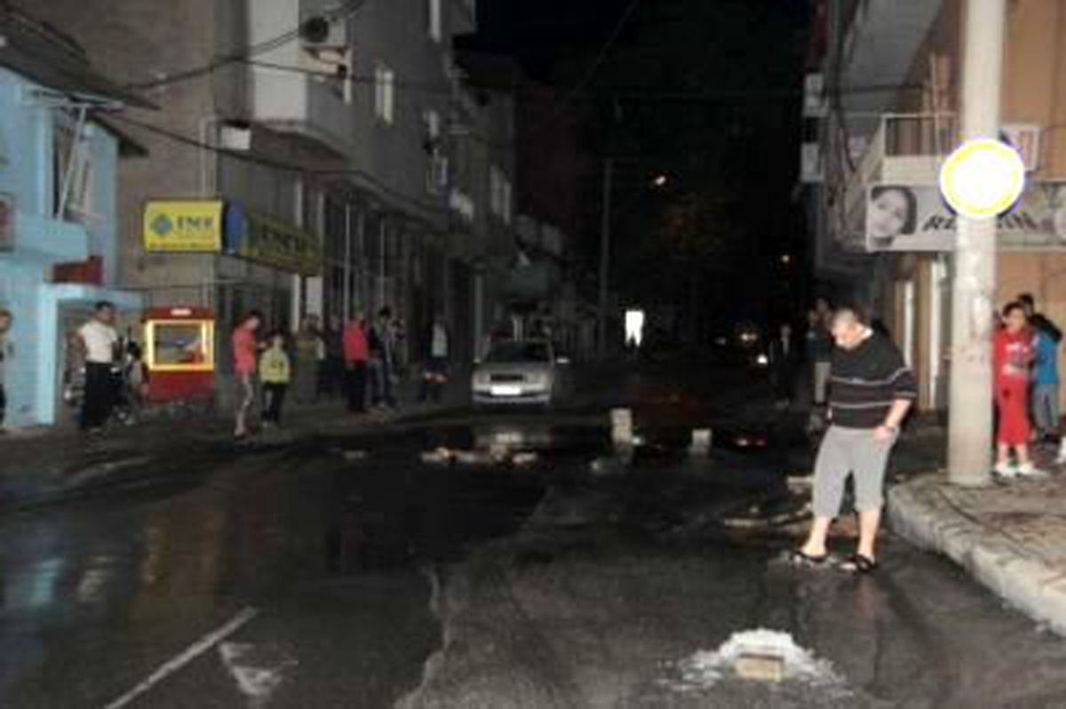 Su Şebekesi Patladı, Krater Gibi Çukur Oluştu
