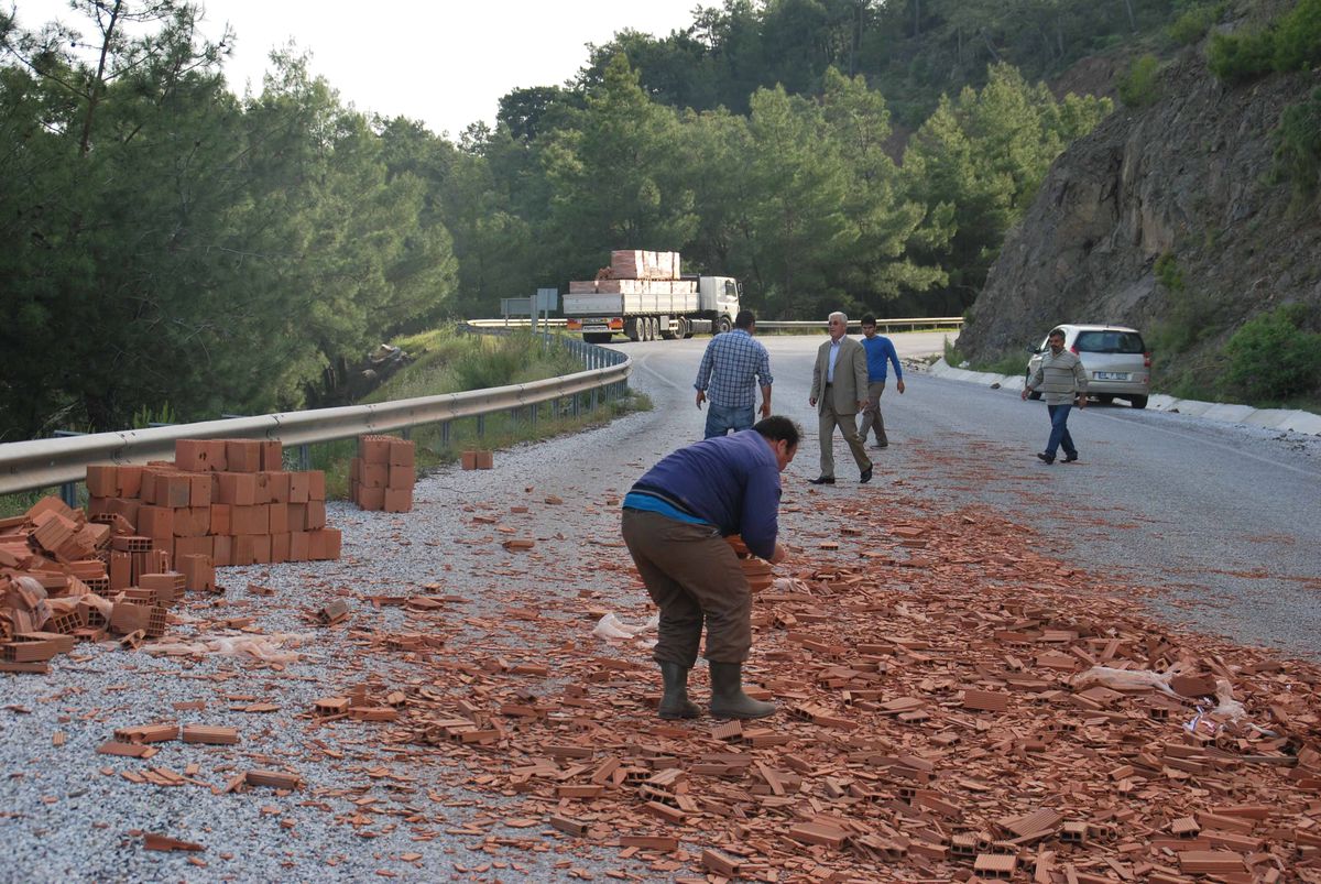 Tırdan Düşen Tuğlalar Yola Savruldu