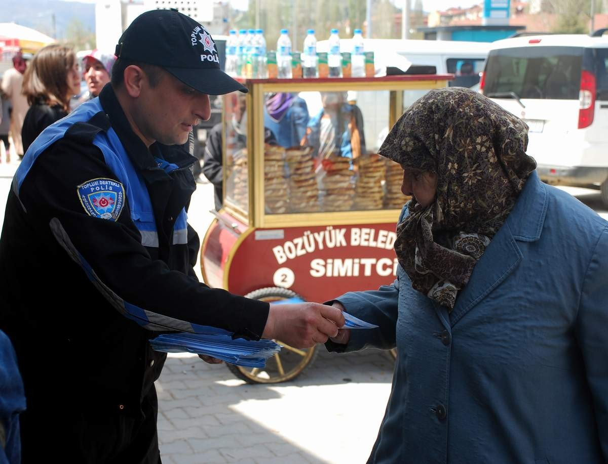 Toplum Destekli Polisler Vatandaşlara \'E-Devlet\' Broşürü Dağıttı