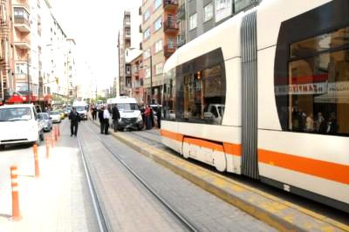 Tramvay, Kendi Yoluna Giren Maliye Minibüsüne Çarptı: 7 Yaralı