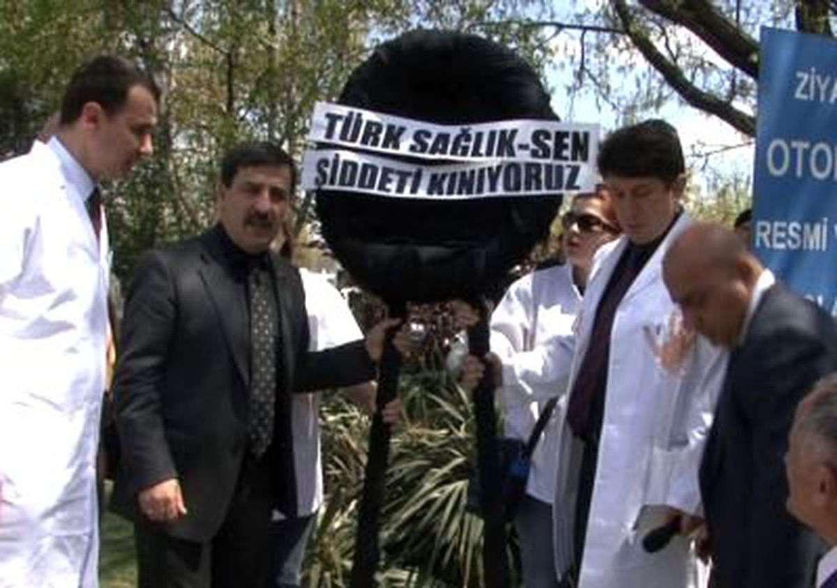 Türk Sağlık-Sen TBMM'ye Siyah Çelenk Bıraktı