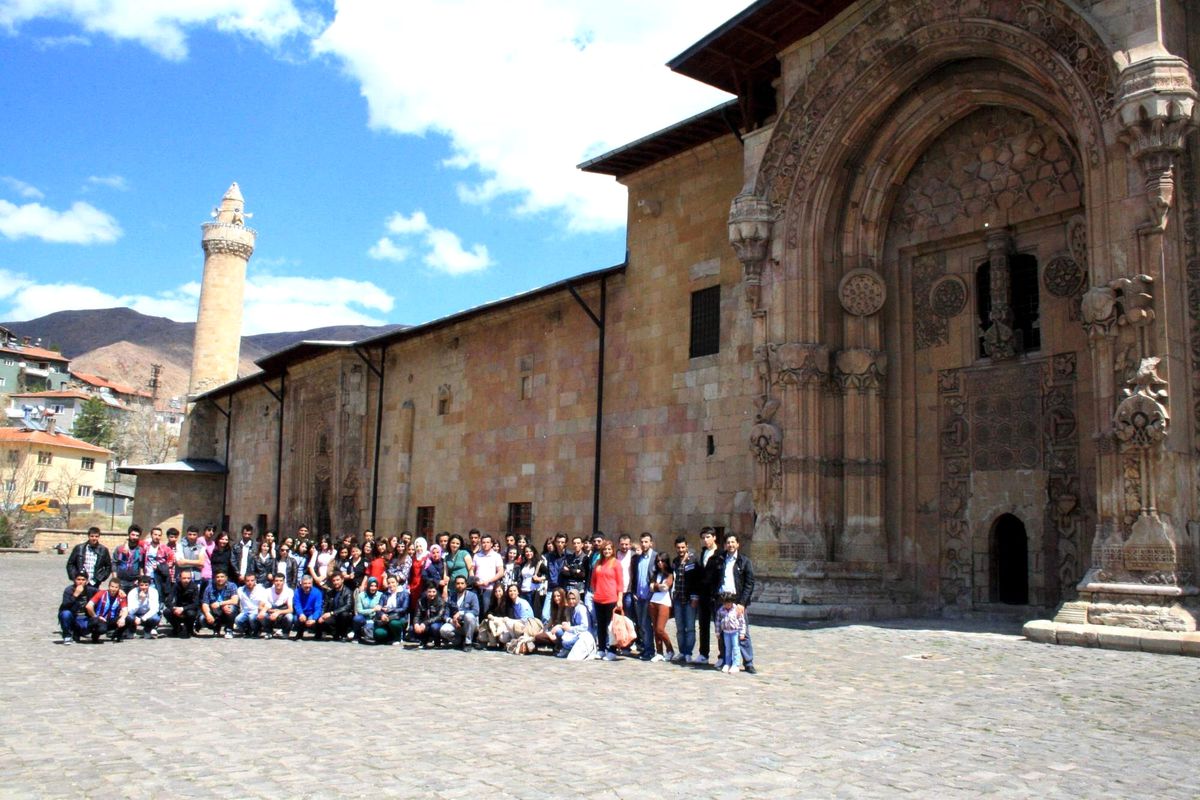Üniversite Öğrencileri Divriği Ulu Camii\'ni Gezdi