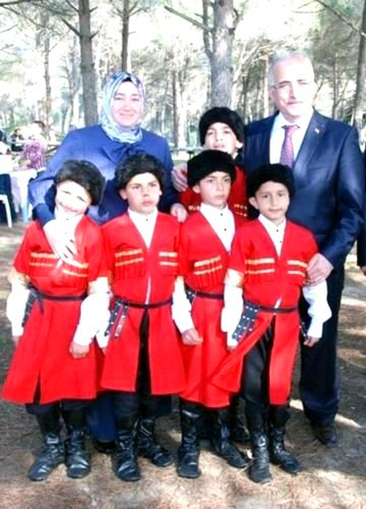 Vali Tuna ve Eşi Piknikte Çocuklarla Bir Araya Geldi