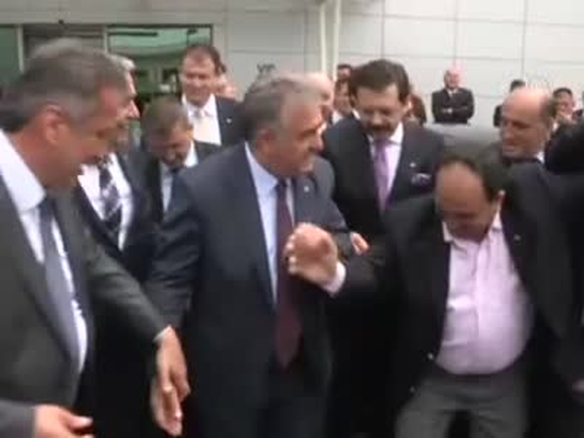 Yazıcı, Havalimanında Halay Çekti