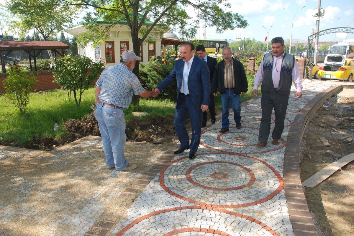 Adliye Parkı\'nda Duvarlar Yıkılıyor
