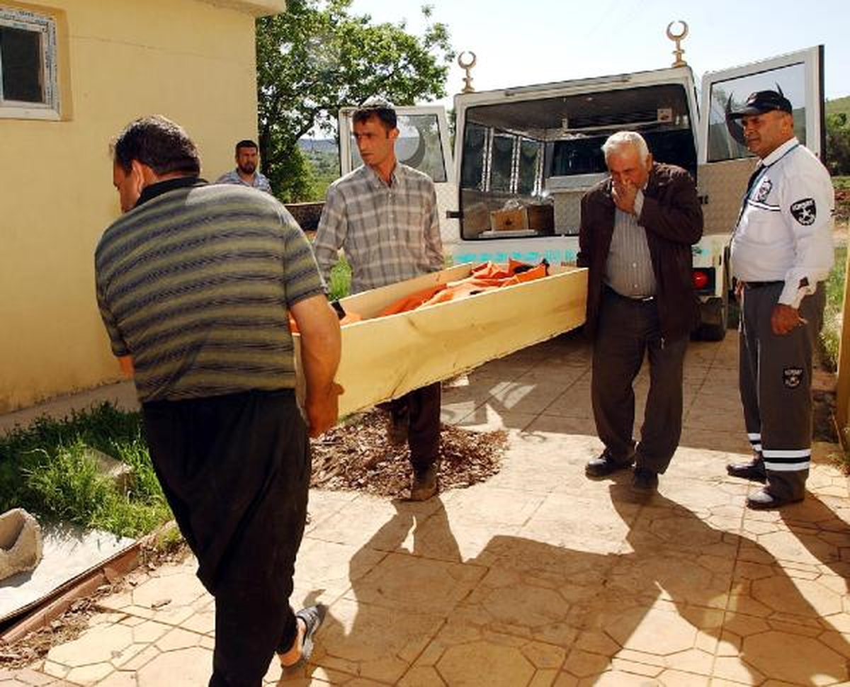 Aile Gelmedi, Cenazeleri Görevliler Taşıdı