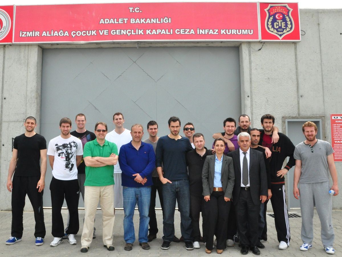 Aliağalı Basketbolcular, Cezaevindeki Çocukları Ziyaret Etti