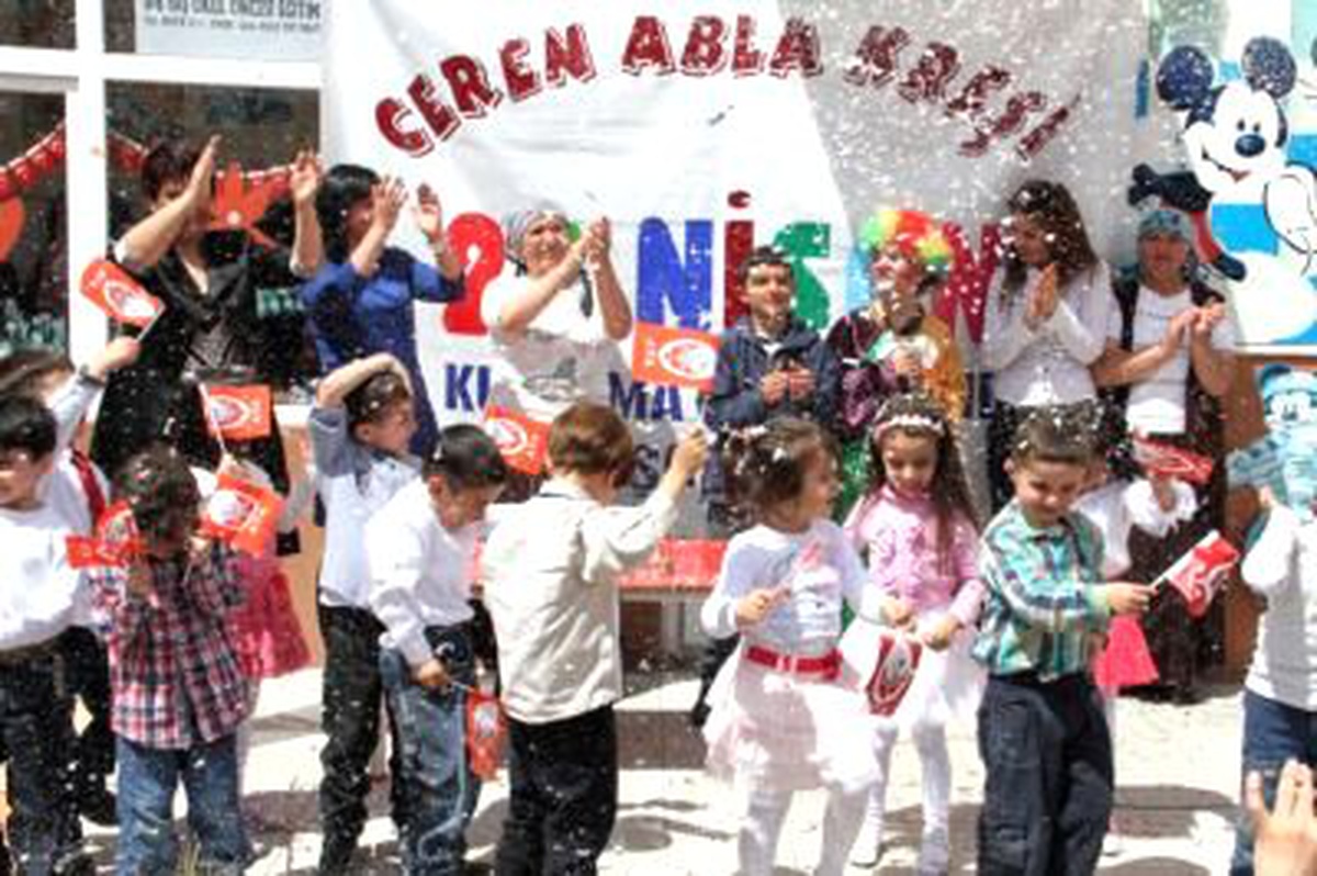 Ardahan\'da Miniklerin Gösterileri İzleyenleri Büyüledi
