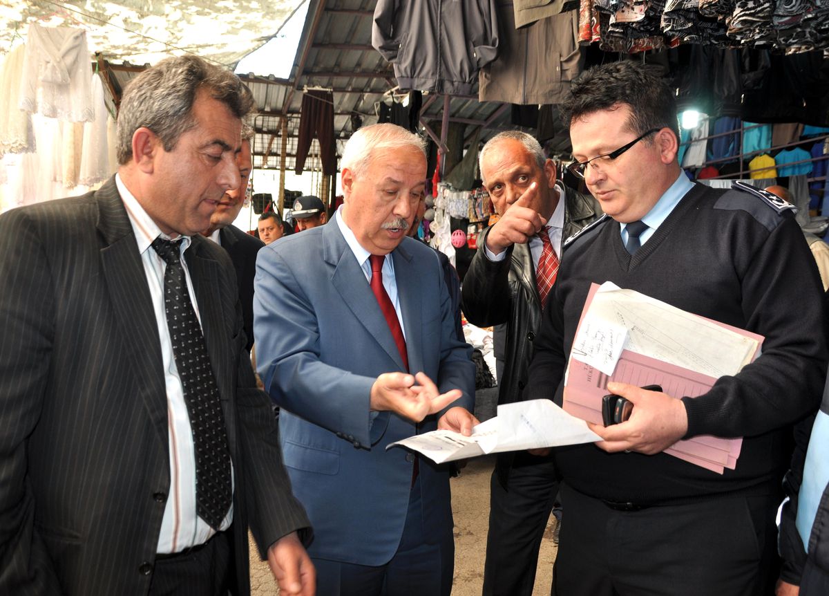 Başkan Akdemir, Giysi Pazarında İncelemelerde Bulundu