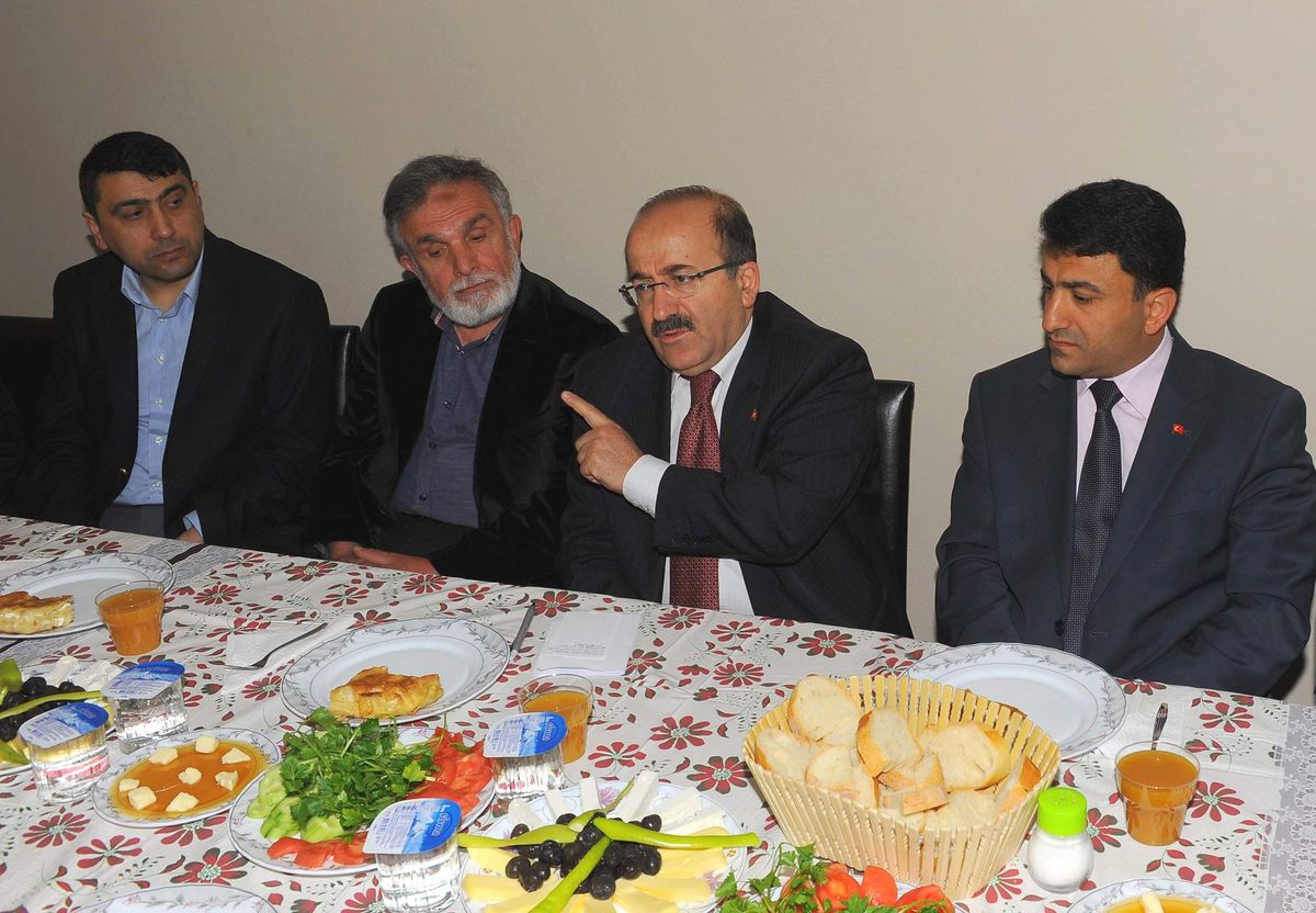 Belediye Başkanı Gümrükçüoğlu\'ndan Kemeraltı Esnafına Müjde