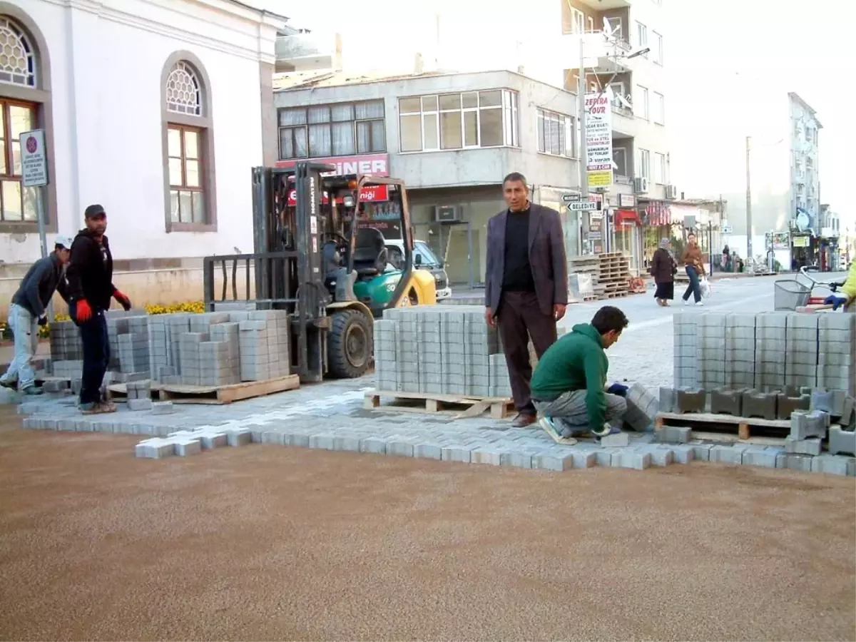 Burhaniye'de Yol Yapım Ekibine Esnaf Teşekkürü