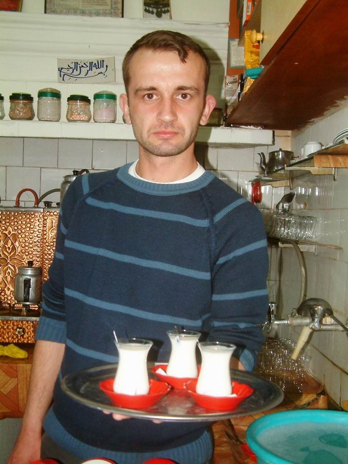 Burhaniye\'deki Kahvehanelerde Süt İçiliyor