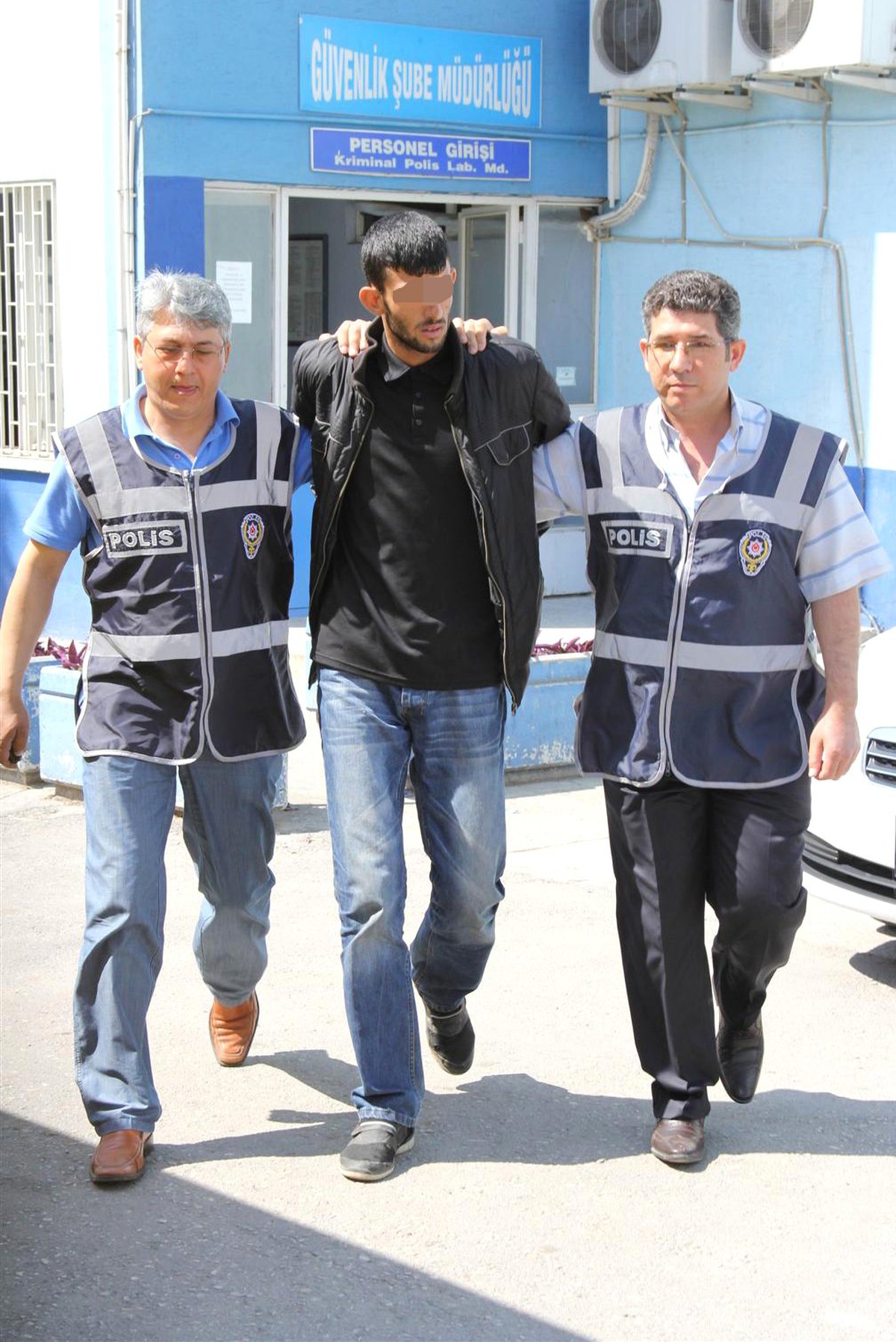 Çatıyı Delip Hırsızlık Yapan İki Kişi Yakalandı