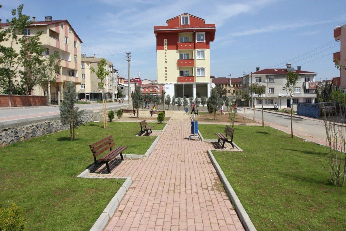 Çayırova Belediyesi Parkların Genel Bakımlarını ve Temizliğini Yapıyor