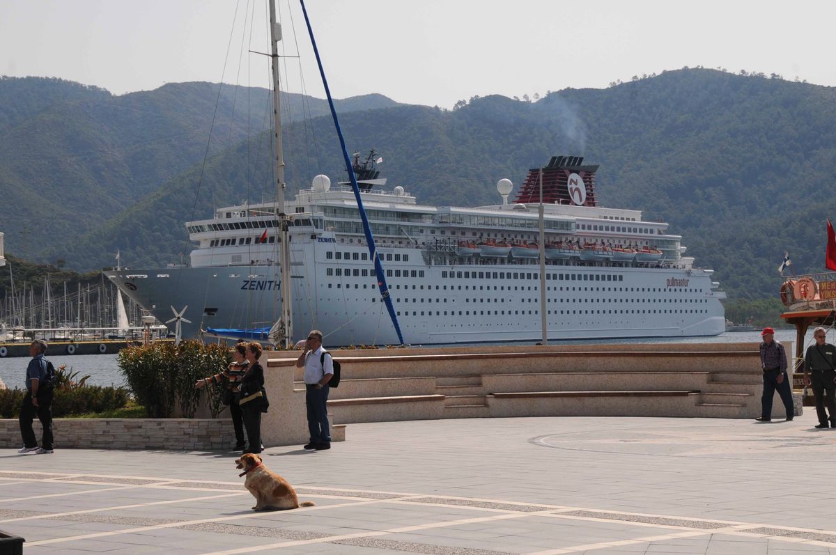 Dev Yolcu Gemisi Marmaris\'i Üs Edindi