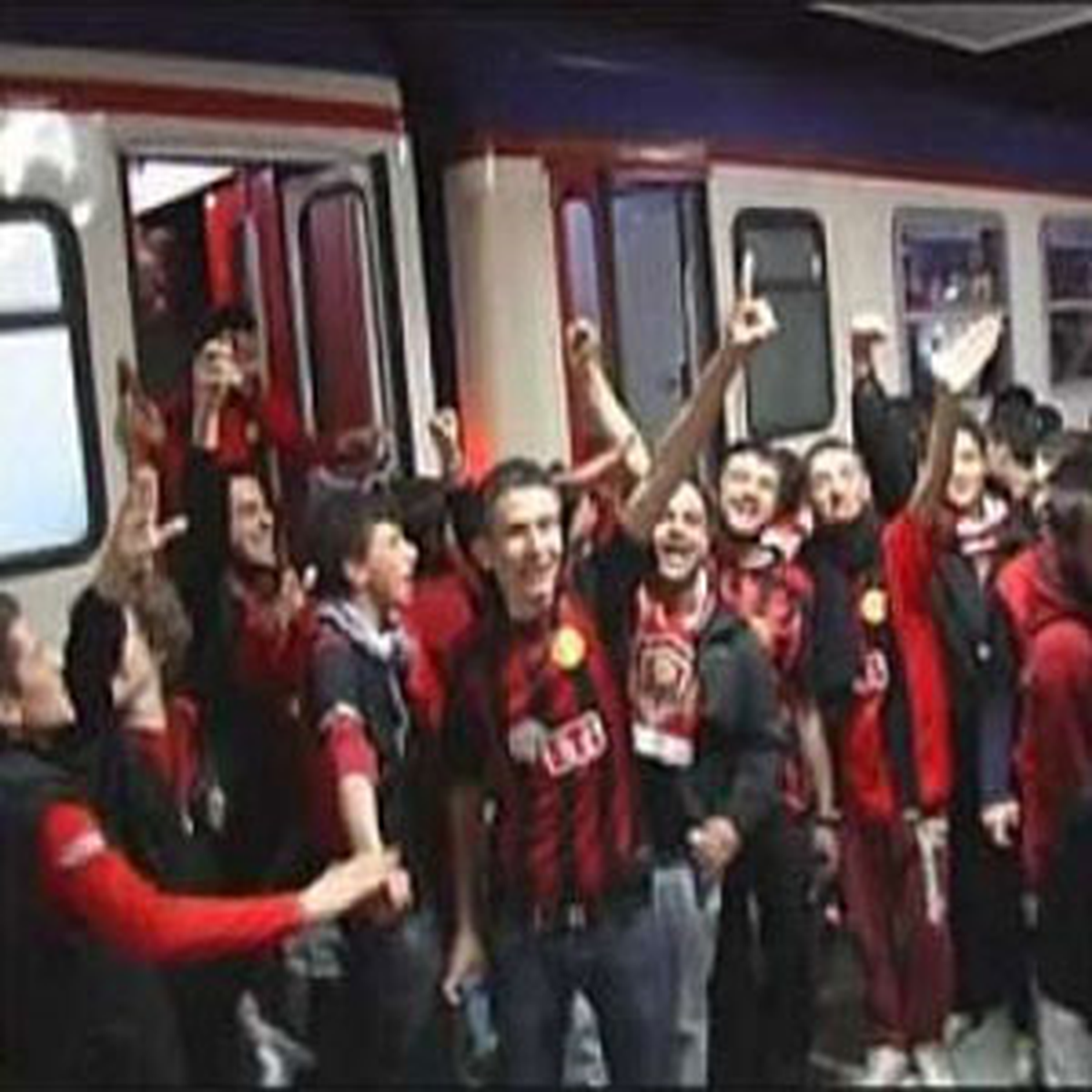 Eskişehirspor Taraftarlarını İzmir\'e Taşıyan Trenler Gar\'dan Hareket Etti