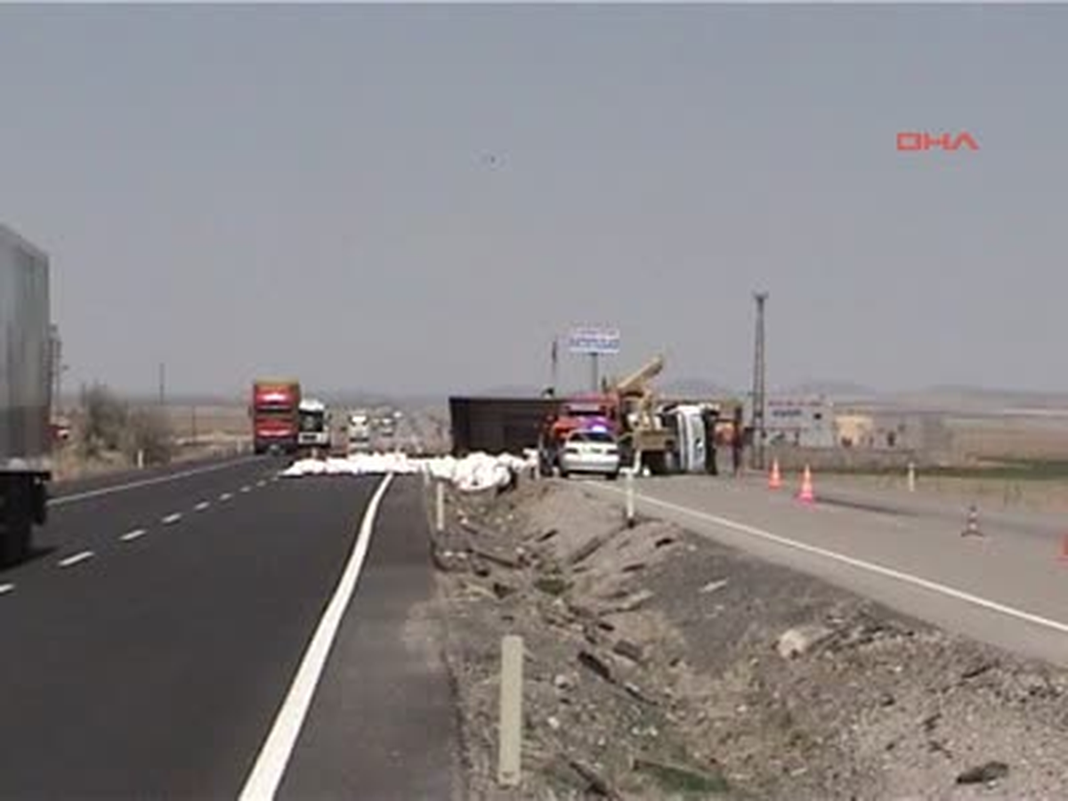 Gübre Yüklü Tır Devrildi: 1 Yaralı