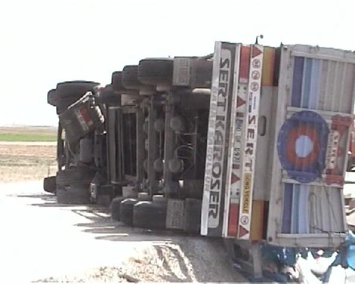 Gübre Yüklü Tır Devrildi, Şoför Yaralandı