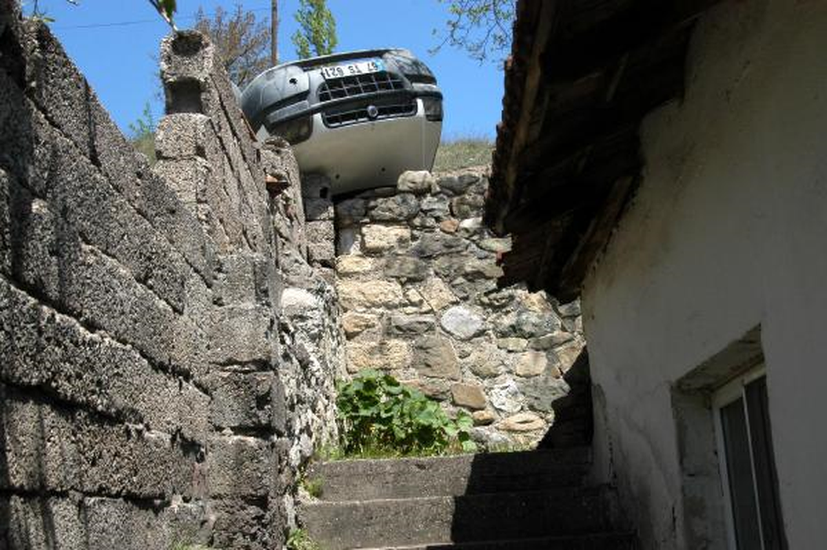 Hafif Ticari Araç, İstinat Duvarına Çıktı
