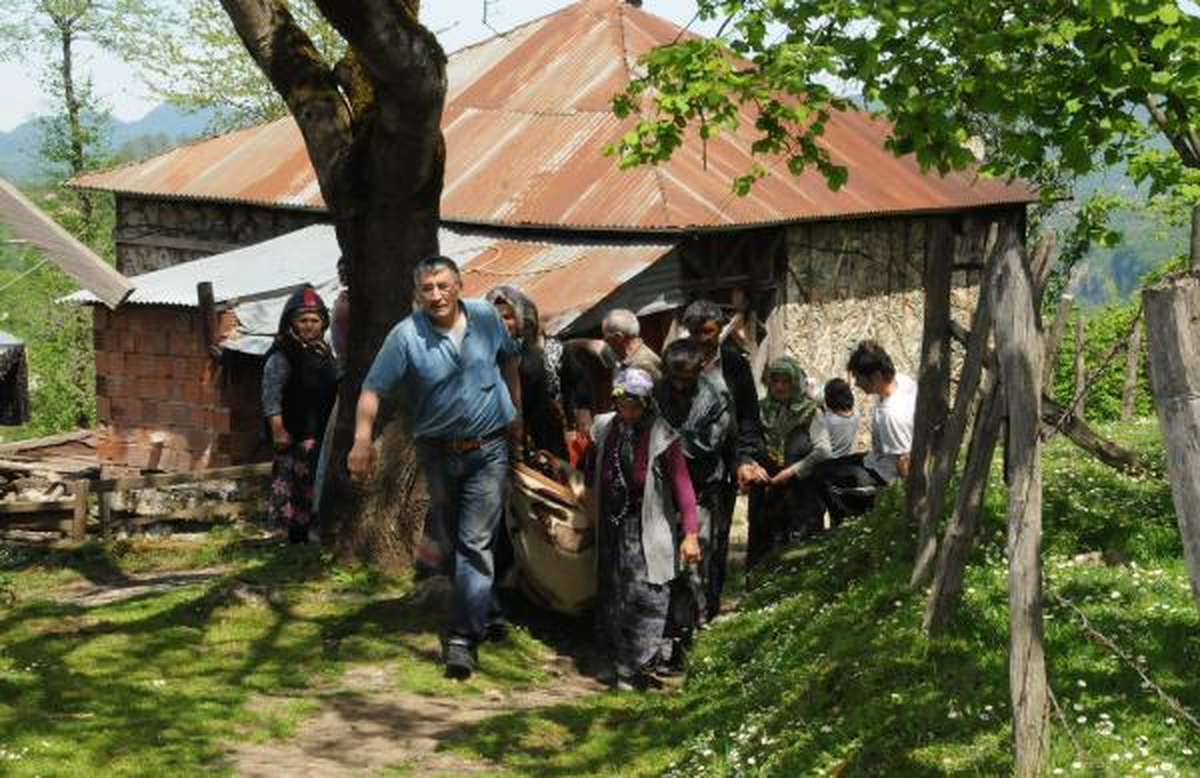 Hastalar Battaniyeyle İnşaat Malzemeleri Katırla Taşınıyor