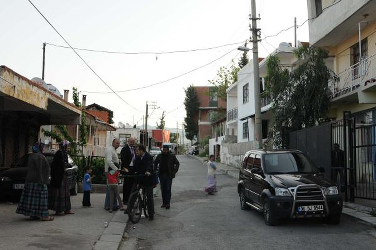 İzmir\'de 15 Aracın Lastikleri Kesildi