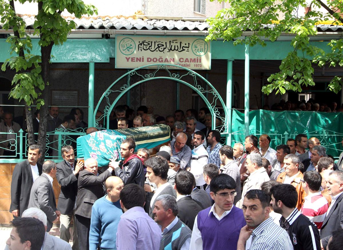Kazada Ölen İmam ve Ailesi Toprağa Verildi