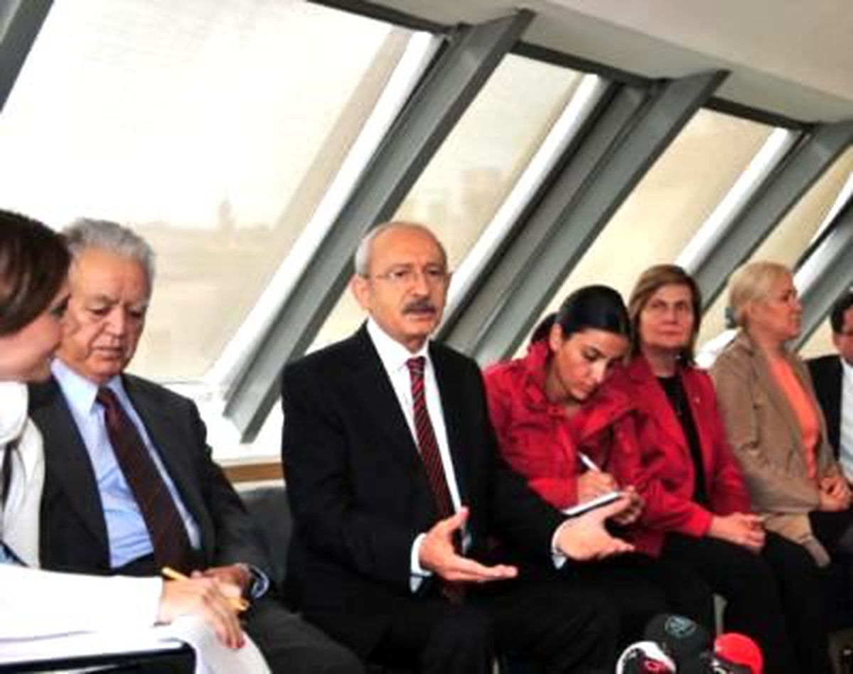 Kılıçdaroğlu Bosna\'da Çiçeklerle Karşılandı (2)