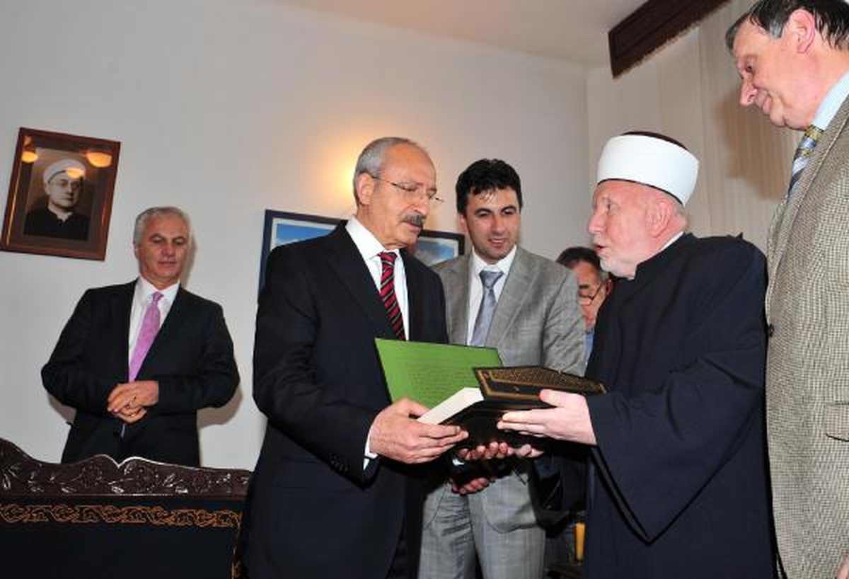 Kılıçdaroğlu Bosna\'da Çiçeklerle Karşılandı (3)