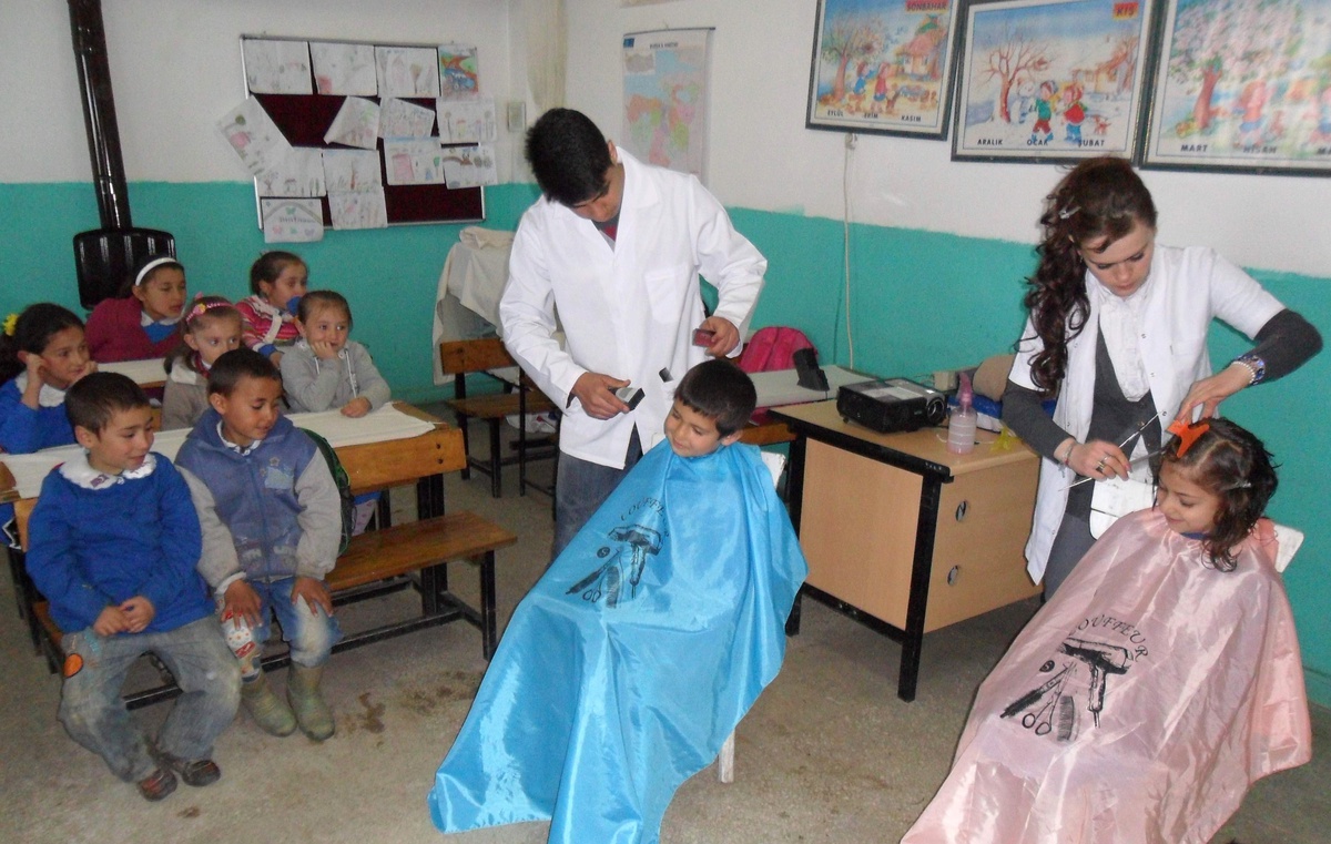 Kuaförlük Öğrencilerinden Hastalara Moral Tıraşı