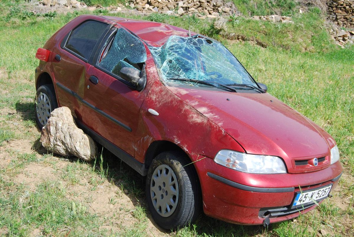 Kula\'da Otomobil Şarampole Yuvarlandı, 1 Yaralı