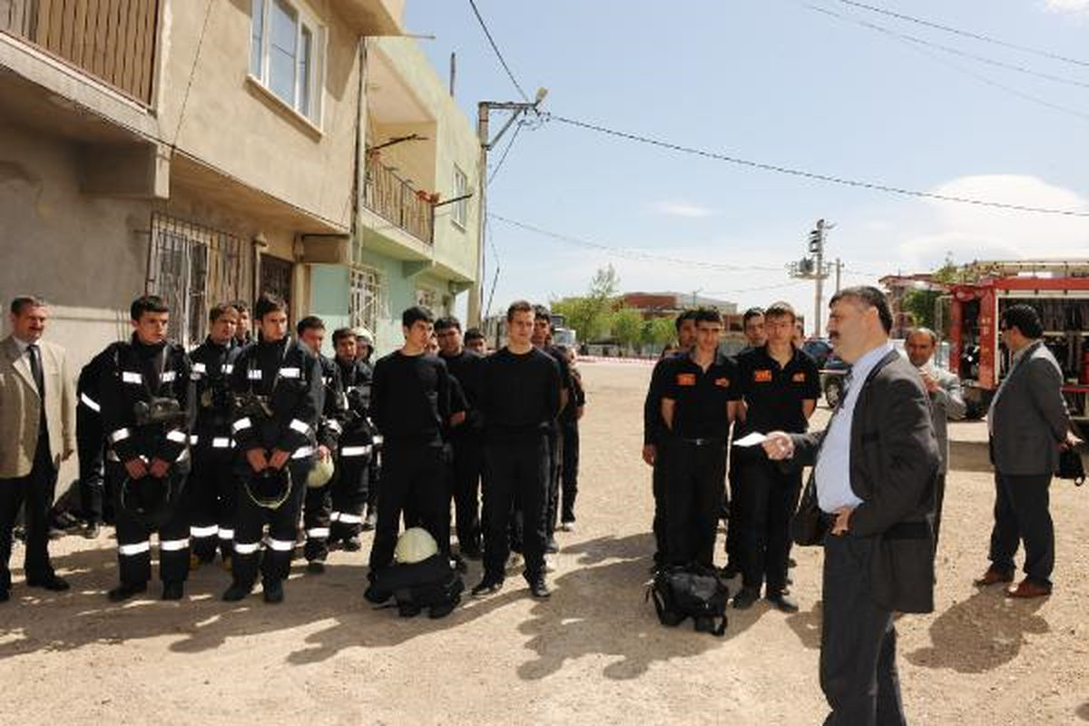 Liseli İtfaiyecilere Tatbikatta Tam Not