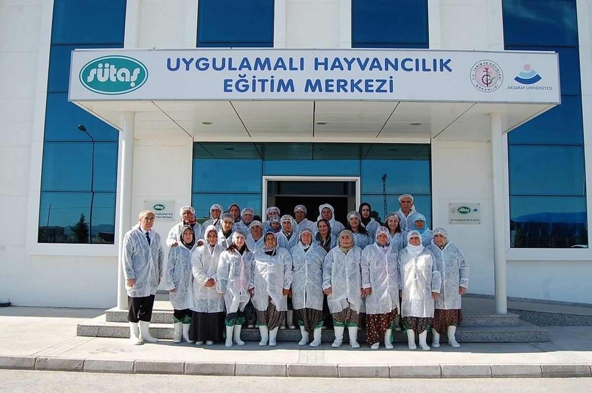 Nevşehirli Kadın Çiftçiler Sütaş Uygulamalı Hayvancılık Çiftliğini Gezdi