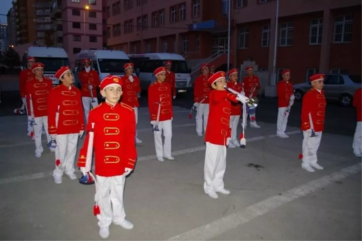 ODTÜ Koleji 23 Nisan\'ı Fener Alayı ile Kutladı