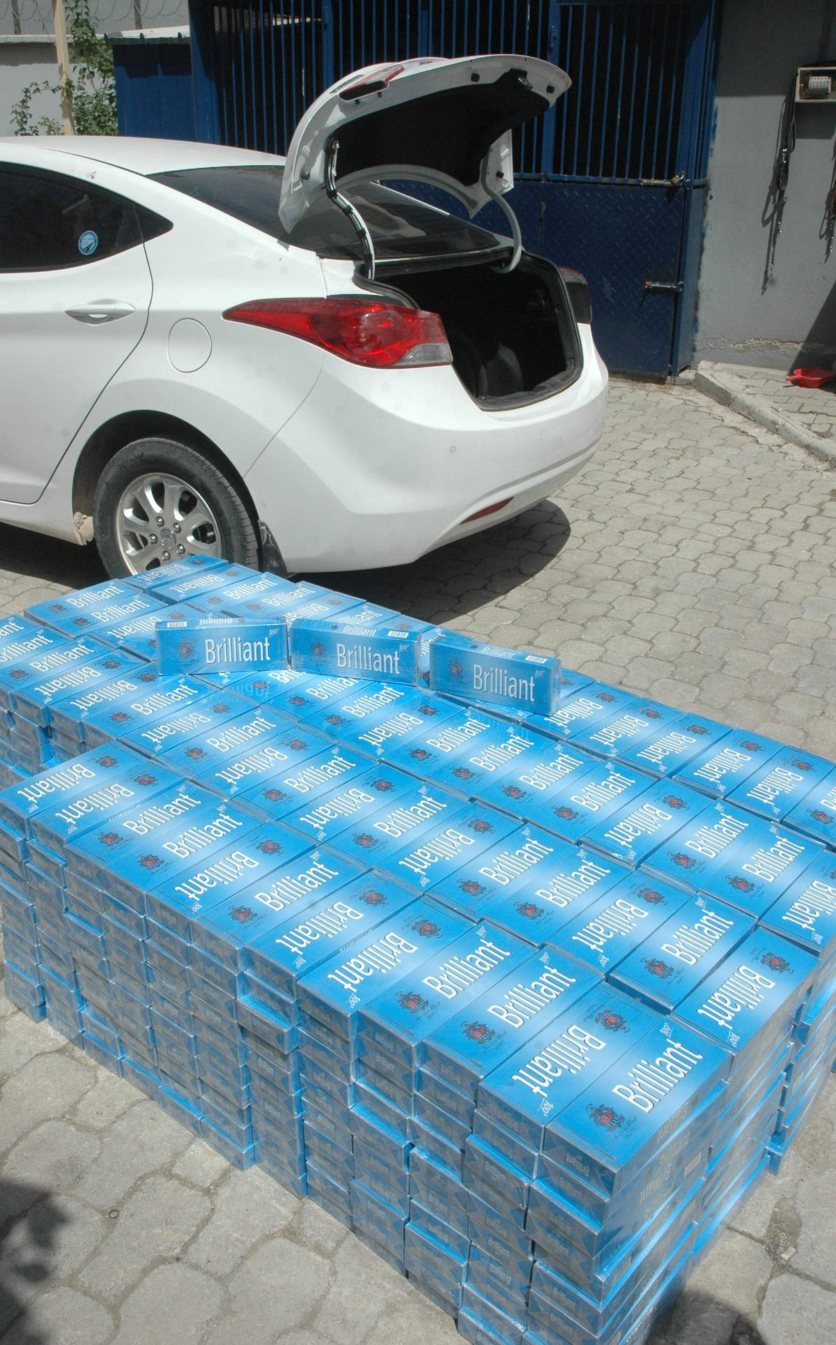 Otomobille Polisten Kaçarken Eve Çarptılar