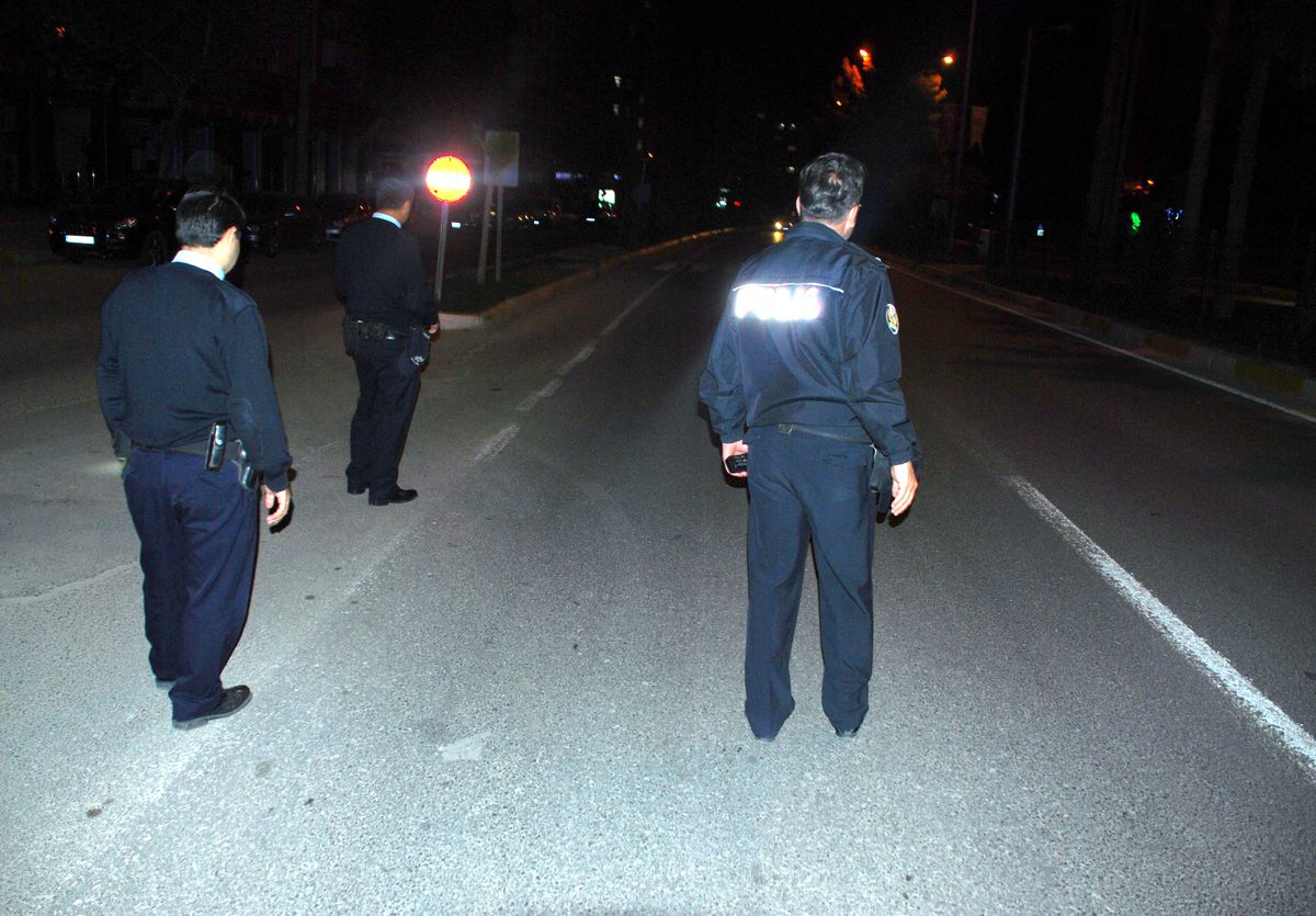 Polis Ekiplerinden Şüpheli Şahıs ve Araç Kontrolü