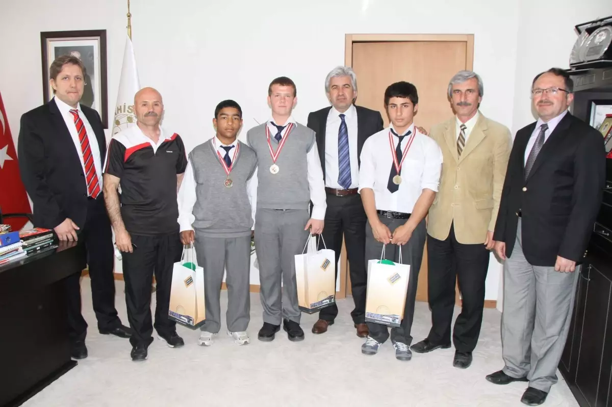 Şampiyon Güreşçilerden Başkan Hızlı\'ya Ziyaret