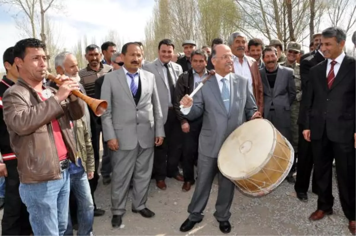 Sivas Valisi Kolat\'tan Davul Şov