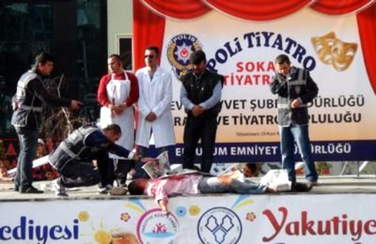 Tiyatrocu Polislerin Bilinçlendirme Oyunu