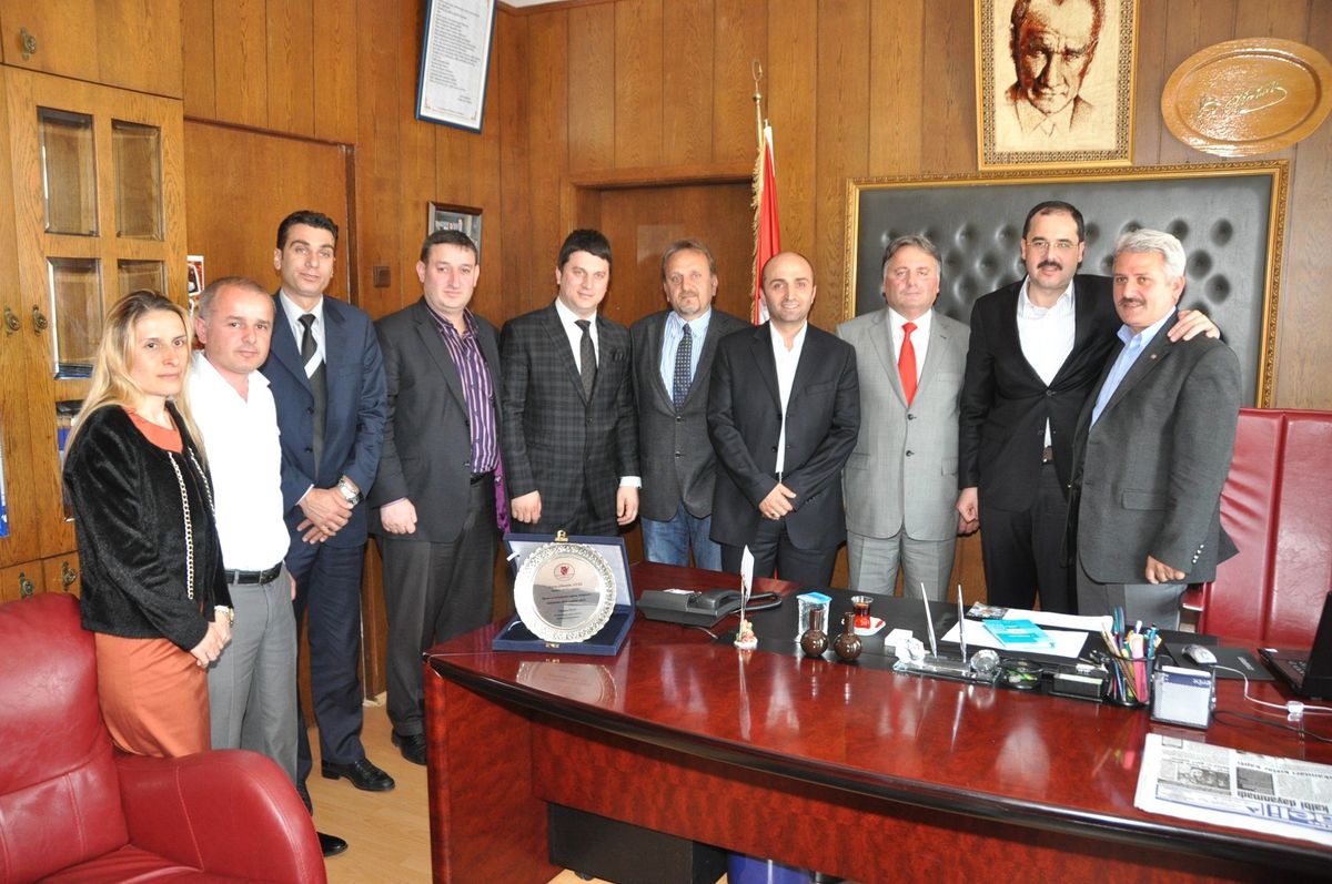 Turnalılardan Başkan Hüseyin Ayaz\'a Plaket