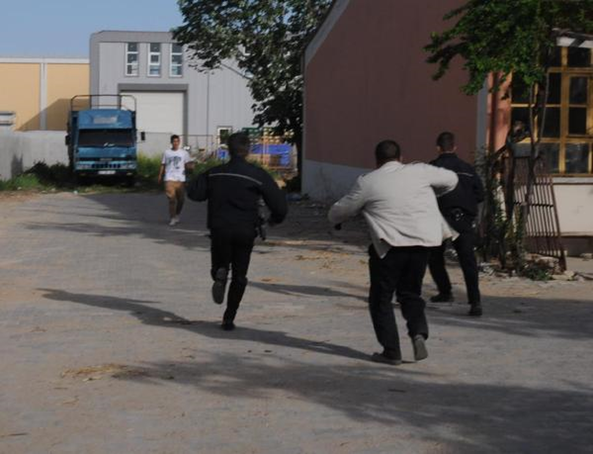 Tutuklanan Hırsızlık Zanlısı Polisin Elinden Kaçtı