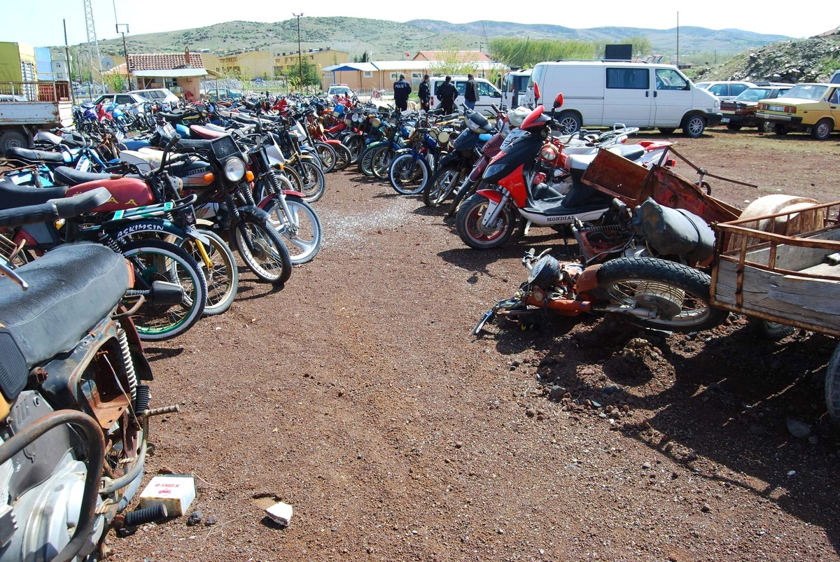 Yeddiemin Otoparkındaki Motosikletler Hurdaya Gidecek