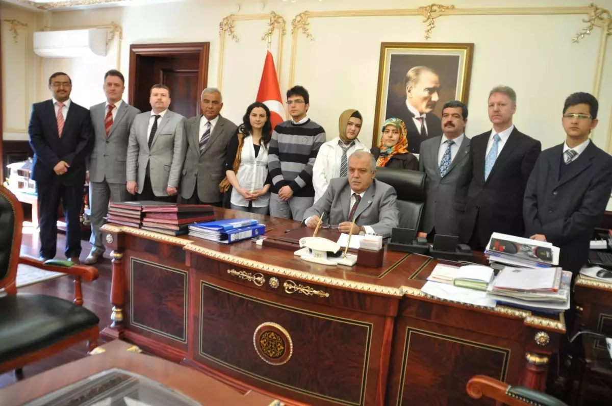 Ygs\'de Başarılı Olan Öğrenciler İl Yöneticilerini Ziyaret Etti