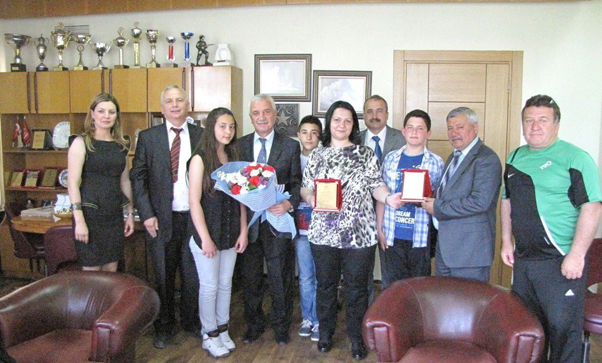 Anafartalar İlköğretim\'den Başkan Keskin\'e Teşekkür Plaketi